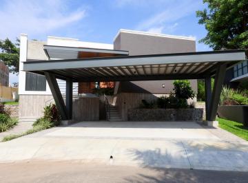 Casa · 375m² · 3 Recámaras · 3 Estacionamientos · Casa Nueva en Condominio Altozano Colima