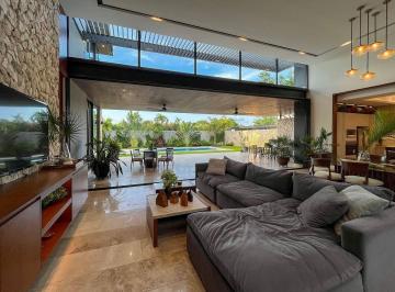Casa · 832m² · 4 Recámaras · 10 Estacionamientos · Casa en Venta en Mérida