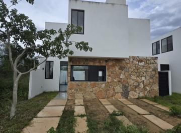 Casa · 197m² · 2 Recámaras · 2 Estacionamientos · Casa con Alberca en Venta en Conkal