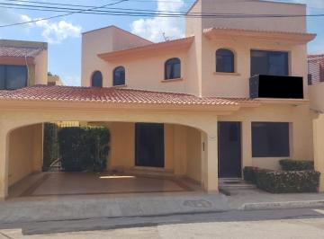 Casa · 238m² · 3 Recámaras · 2 Estacionamientos · Casa en V
