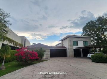 Casa de 3 habitaciones, León · Casa en Renta en El Bosque Country Club con 3 Recamaras, 5 Baños, Alberca y 4 Estacionamientos