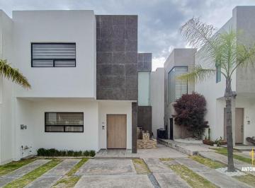 Casa · 132m² · 3 Recámaras · 3 Estacionamientos · Casa en Renta en Parque Aguascalientes, Lomas de Angelópolis III