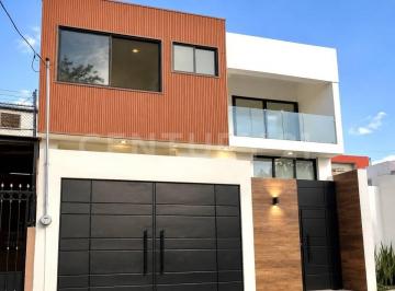 Casa · 236m² · 4 Recámaras · 1 Estacionamiento · Residencia Remodelada en Col Independencia Guadalajara, Jalisco
