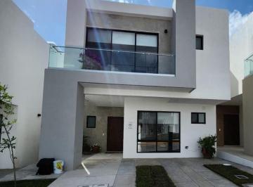 Casa · 204m² · 3 Recámaras · 2 Estacionamientos · Casa en Venta Nuevo Refugio, Estudio, Sala Tv.