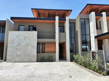 Casa · 290m² · 3 Recámaras · 3 Estacionamientos · Casa en Venta en Lomas del Campanario, 3 Recámaras, Acabados de Lujo