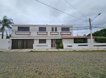 Casa · 502m² · 5 Recámaras · 4 Estacionamientos · Casa en Venta Carretas, Pie de Calle, 5 Cuartos, 3 Salas Tv.