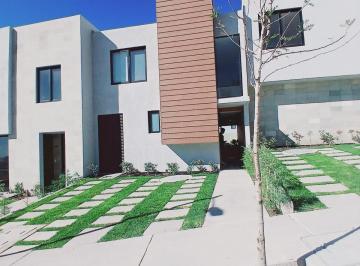 Casa · 121m² · 2 Recámaras · 2 Estacionamientos · Casa en Venta Nuevo Refugio, Sala de Tv, Amplio Jardín