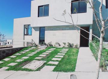 Casa · 165m² · 3 Recámaras · 2 Estacionamientos · Casa en Venta Nuevo Refugio, Jardín Interior, Sonido Ambiente en Sala - Comedor