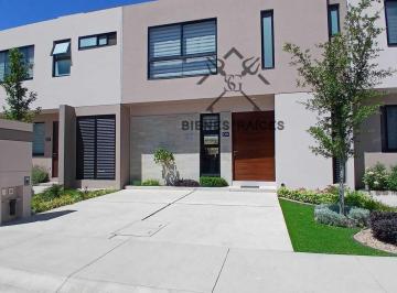 Casa · 119m² · 3 Recámaras · 2 Estacionamientos · Casa en Venta Lomas del Marques, Sala de Gran Espacio, Ampli