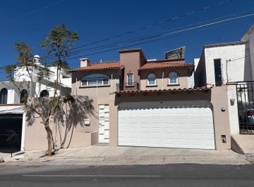 Casa · 270m² · 4 Recámaras · 2 Estacionamientos · Casa en Renta Juriquilla Amueblada, Recámara o Estudio P/b, Amplio Jardín