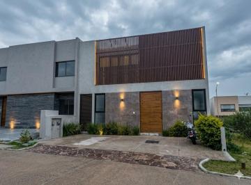 Casa · 220m² · 3 Recámaras · 2 Estacionamientos · Casa en Renta Altozano, Oficina, Amplia Sala de Tv
