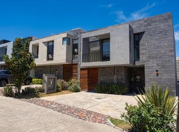 Casa · 240m² · 3 Recámaras · 2 Estacionamientos · Casa en Renta Altozano, 3 Recámaras, Amplios Espacios