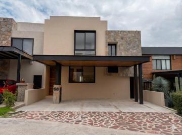 Casa · 250m² · 4 Recámaras · 2 Estacionamientos · Casa en Renta Altozano, 4 Recámaras, Cochera Techada