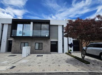 Casa · 121m² · 3 Recámaras · 2 Estacionamientos · Casa en Venta El Refugio, 3 Recámaras, Estudio o Sala de Tv