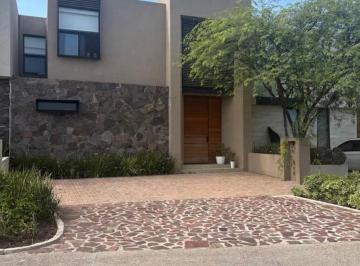 Casa · 3 Recámaras · 2 Estacionamientos · Casa Amueblada en Renta Altozano