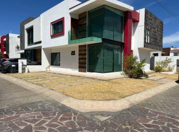 Casa de 4 habitaciones, Tlajomulco de Zúñiga · Casa Fuerte! Preciosa Casa en Renta con Casa Club y Alberca Lista Para Habitar