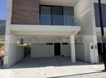 Casa · 302m² · 4 Recámaras · 2 Estacionamientos · Casa en Venta en La Montaña