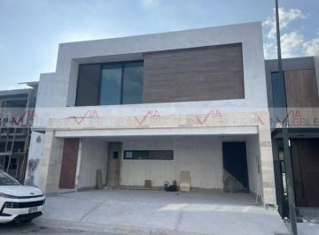 Casa · 310m² · 4 Recámaras · 3 Estacionamientos · Casa en Venta en Privada Los Nogales