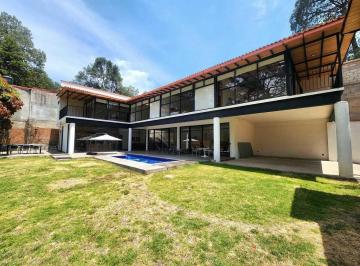 Casa · 530m² · 5 Recámaras · 4 Estacionamientos · Casa en Venta en Avándaro Valle de Bravo