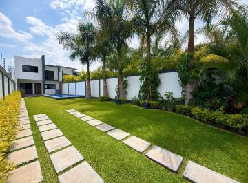 Casa · 280m² · 6 Recámaras · 2 Estacionamientos · Casa Residencial en Venta en Lomas de Cuernavaca con Jardín Privado