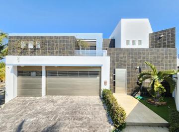 Casa · 611m² · 5 Recámaras · 3 Estacionamientos · Casa en Playas del Conchal