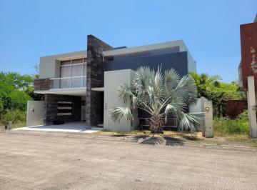 Casa · 250m² · 3 Recámaras · 2 Estacionamientos · Casa en Fraccionamiento Real Mandinga