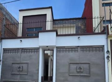 Casa · 220m² · 4 Recámaras · 3 Estacionamientos · Casa en Renta con 4 Habitaciones Zona Tren Zinacantepec - Estadio de Beisbol