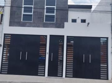 Casa · 320m² · 4 Recámaras · 2 Estacionamientos · Casa en Venta Muy Cerca de Calzada Al Pacifico, Toluca.