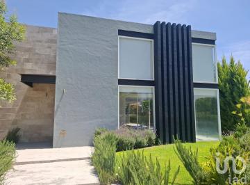 Casa · 700m² · 4 Recámaras · 4 Estacionamientos · Casa de Lujo con Alberca y Recámara en Pb, en Renta – El Campanario