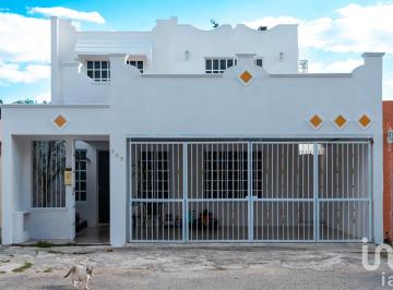Casa · 218m² · 4 Recámaras · 2 Estacionamientos · Casa en Venta en Chuburna de Hidalgo