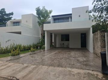 Casa · 283m² · 3 Recámaras · 4 Estacionamientos · Casa Amueblada en Privada Hacienda Cholul