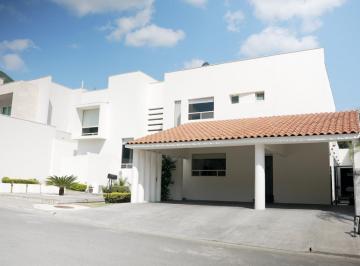 Casa · 527m² · 3 Recámaras · 3 Estacionamientos · Casa en Venta Fraccionamiento en Club de Golf La Herradura