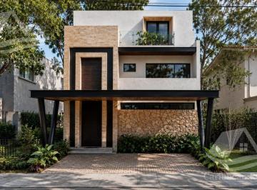 Casa · 160m² · 4 Recámaras · 2 Estacionamientos · Casa en Venta en Via Cumbres Cancun