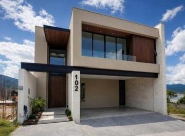 Casa · 251m² · 3 Recámaras · 3 Estacionamientos · Casa en Venta Zona El Uro