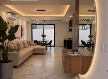 Casa · 280m² · 4 Recámaras · 3 Estacionamientos · Casa en Venta en Via Cumbres Cancun