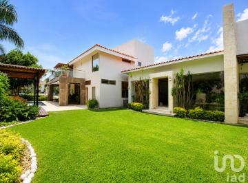 Casa · 633m² · 5 Recámaras · 5 Estacionamientos · Casa en Venta, en Club Paraíso Country Club Cuernavaca