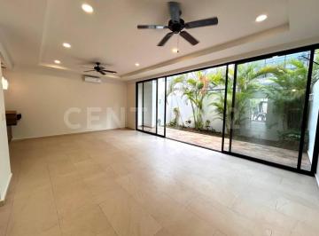 Casa · 220m² · 3 Recámaras · 2 Estacionamientos · Casa en Renta en Residencial Aqua - Av Huayacán, Cancún