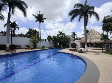 Casa · 213m² · 3 Recámaras · 3 Estacionamientos · Casa en Venta en Privada Quinta Madeira con Alberca y Seguridad Frente a La Gran Plaza