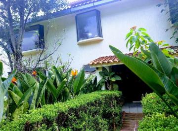 Casa · 470m² · 4 Recámaras · 6 Estacionamientos · Rancho Cortés en Esquina. por Clavel con Vigilancia