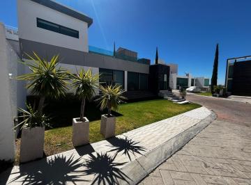 Casa · 352m² · 3 Recámaras · 5 Estacionamientos · Renta de Casa en Vista Real, Extraordinaria Residencia de un Piso