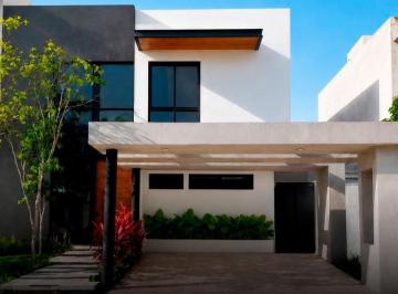 Casa · 280m² · 4 Recámaras · 2 Estacionamientos · Casa en Fraccionamiento Vía Cumbres