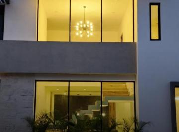 Casa · 315m² · 4 Recámaras · Residencia en Lagos del Sol Nueva con Alberca, 4 Recámaras, Casa Club y Seguridad Premium en Cancún