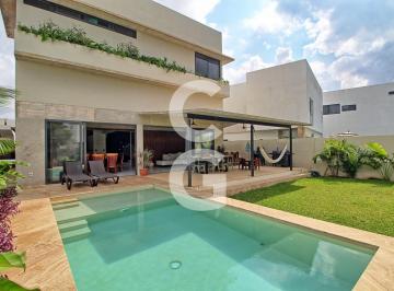 Casa · 400m² · 4 Recámaras · 3 Estacionamientos · Casa en Venta en Cancún en Residencial Lagos del Sol con Amplia Terraza y Alberca