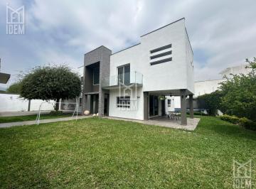 Casa · 382m² · 3 Recámaras · 2 Estacionamientos · 0312 Casa en Venta Distrito Tec