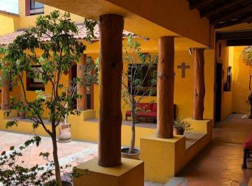 Casa · 566m² · 4 Recámaras · 7 Estacionamientos · Venta de Casa en El Centro de Metepec