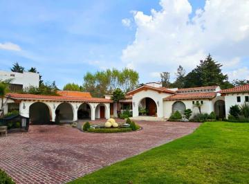 Casa · 633m² · 3 Recámaras · 4 Estacionamientos · Residencia de un Piso en Venta en Club de Golf San Carlos Metepec