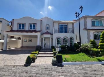 Casa · 439m² · 4 Recámaras · 4 Estacionamientos · Casa en Renta en Providencia, Metepec, Frente a Town Square