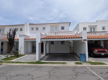 Casa · 350m² · 3 Recámaras · 3 Estacionamientos · Casa en Renta en Castaño 1, Metepec