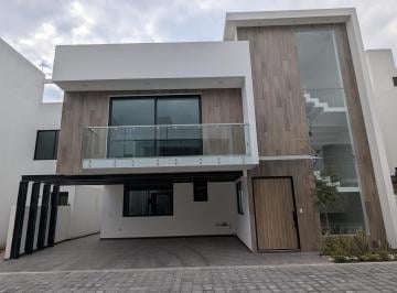 Casa · 350m² · 4 Recámaras · 3 Estacionamientos · Casa en Venta Nueva en Metepec Dentro de Residencial
