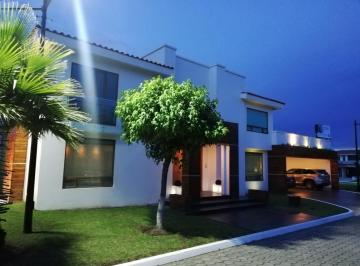 Casa · 454m² · 3 Recámaras · 6 Estacionamientos · Casa en Venta en Residencial Providencia, Metepec, Estado de Mex.
